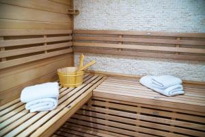a sauna with two towels and a bucket in it at Drag de Bucovina in Gura Humorului +51 photos