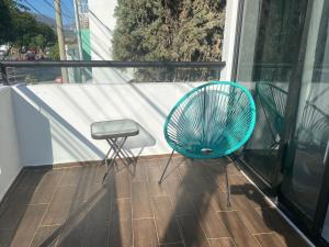 トゥストラ・グティエレスにあるDepartamento Cumbresの青い椅子とバルコニーのスツール