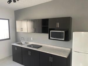 トゥストラ・グティエレスにあるDepartamento Cumbresのシンクと電子レンジ付きのキッチン +7枚の写真