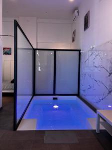 uma piscina num quarto com água azul em Loft familiar "PISCINA SEVILLA CENTRO" em Sevilha