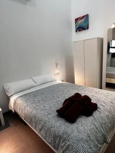 um quarto com uma cama com uma pilha de roupas em Loft familiar "PISCINA SEVILLA CENTRO" em Sevilha