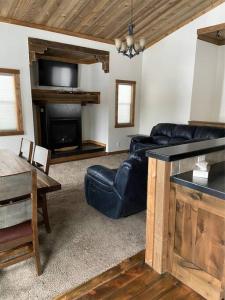 Μια τηλεόραση ή/και κέντρο ψυχαγωγίας στο Hot Tub, Grill, Yellowstone