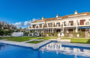 Bazén v ubytování Piso en Fuengirola Castillo Sohail nebo v jeho okolí