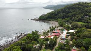 uma vista aérea de uma praia com casas e árvores em Montezuma Hills - Two Houses in a private compound em Montezuma