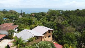 una vista aerea di una casa con l'oceano sullo sfondo di Montezuma Hills - Two Houses in a private compound a Montezuma