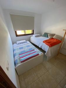 una camera con 2 letti singoli e una finestra di Marea La Caleta El Hierro a La Caleta