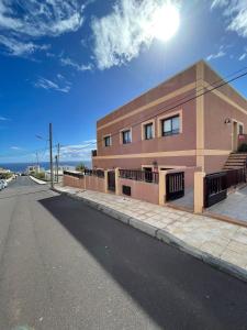 a brown building on the side of a street at Marea La Caleta El Hierro in La Caleta