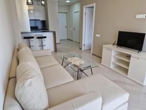 Alvina Complex Tsaghkadzor في تساجكادزور: غرفة معيشة مع أريكة وطاولة