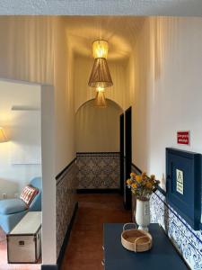 a living room with a couch and a lamp at Valentine's House in Óbidos