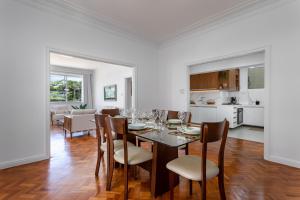 comedor y cocina con mesa y sillas en Maravilha em Copacabana - 3 Quartos - ML301, en Río de Janeiro