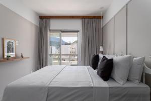 1 dormitorio con 1 cama blanca grande y ventana en Conforto em Copacabana - 1 quarto - BR1307 Z3, en Río de Janeiro
