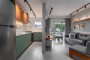 a kitchen and a living room with a couch at Conforto em Copacabana - 1 quarto - BR1307 Z3 in Rio de Janeiro