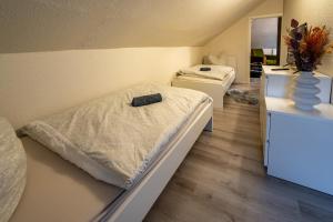 1 dormitorio con 2 camas y espejo en Bördeapartment am Heiderand, 