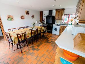 a kitchen with a table and chairs in a kitchen at Elm Cottage - Rchp133 in Calton