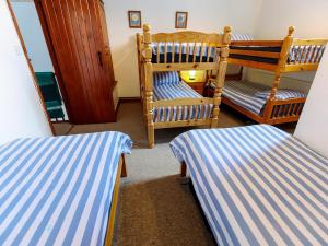 a room with two twin beds and a mirror at Elm Cottage - Rchp133 in Calton