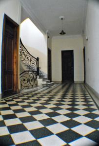 un suelo blanco y negro a cuadros en un pasillo en Arrabal Porteño en Buenos Aires