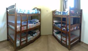 two bunk beds are in a room with at Casa Pé na Areia Monte Alto Arraial do Cabo RJ in Arraial do Cabo