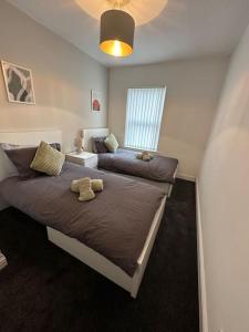 een slaapkamer met 2 bedden en een raam bij MMC Serviced accommodation in Leigh