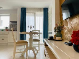 une cuisine avec une table et une salle à manger dans l'établissement Air Residence, à Otopeni