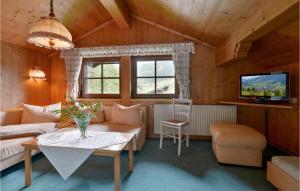 ein Wohnzimmer mit einem Sofa und einem Tisch in der Unterkunft Stunning Home In Sll With Wifi in Söll