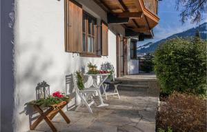 eine Terrasse mit einem Tisch und Stühlen an der Seite eines Hauses in der Unterkunft Stunning Home In Sll With Wifi in Söll