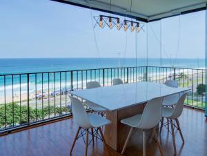 comedor con vistas a la playa en Apart Hotel com Maravilhosa Vista Mar na Barra de Tijuca B1-0024, en Río de Janeiro
