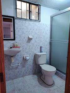 y baño con aseo y lavamanos. en Alojamiento Chalet - Monguí, en Monguí