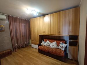 una camera con letto e armadi in legno di Villa Mery a LʼAmericano