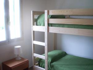 ヴィエステにあるLa Marina Bayのベッドルーム1室(二段ベッド1組、緑のシーツ付)