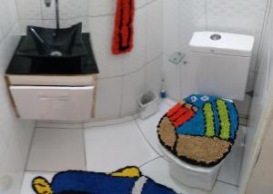 Baño pequeño con aseo y lavamanos en Casa Pé na Areia Monte Alto Arraial do Cabo RJ, en Arraial do Cabo