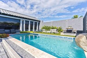 Πισίνα στο ή κοντά στο NEW Deluxe 5 BDR 4Bath Pool and BBQ!