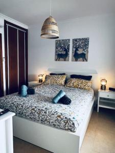 A bed or beds in a room at Lovely Casa Sueños, heated pool x snooker table