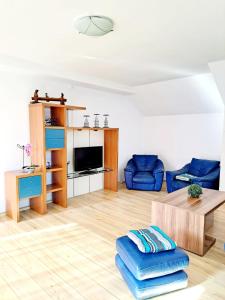 uma sala de estar com um sofá azul e uma mesa em Hotel Veronica em Eforie Nord