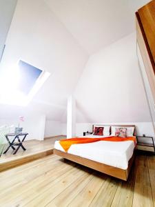 um quarto branco com uma cama e uma mesa em Hotel Veronica em Eforie Nord