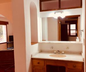 Bathroom sa Casa en Tilcara con hermosa vista al Pucara