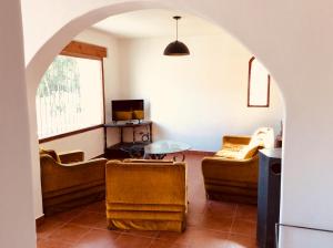 ein Wohnzimmer mit einem Sofa und einem Tisch in der Unterkunft Casa en Tilcara con hermosa vista al Pucara in Tilcara