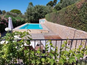 Bazén v ubytovaní Mas Chamarel à Sanary-sur-Mer au milieu des vignes et oliviers alebo v jeho blízkosti