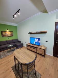 Un televizor și/sau centru de divertisment la Feel at home ap1