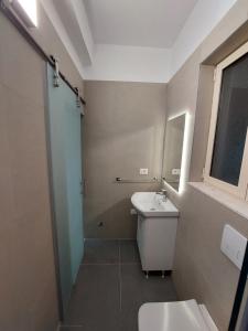 O baie la Feel at home ap1 +18 fotografii