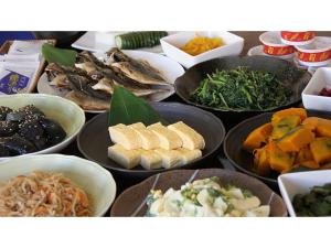 una mesa llena de diferentes tipos de comida en platos en Hachijojima Hotel Resort Sea Pillows - Vacation STAY 53160v, en Mitsune
