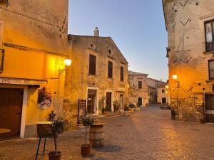an empty street in an old town with buildings at Residenza Matilde in Fiumefreddo Bruzio