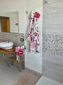 a bathroom with a sink and a shower at Appartamento Le Crugnole in Montepulciano +16 photos