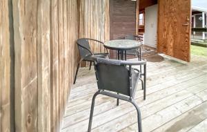 eine Terrasse mit einem Tisch und Stühlen auf einer Terrasse in der Unterkunft Brittas Stuga in Visby