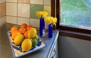 einen Obstteller auf einer Theke mit zwei blauen Vasen in der Unterkunft Brittas Stuga in Visby
