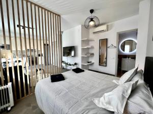 sypialnia z dużym białym łóżkiem z czarnymi poduszkami w obiekcie Loft moderno en buena ubicación w mieście Terrassa