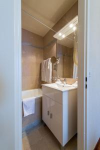 La salle de bains est pourvue d'un lavabo et d'une baignoire. dans l'établissement Hotel Diplomate, à Genève