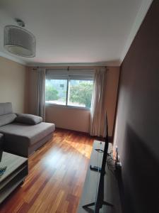 een woonkamer met een bank en een glazen tafel bij Apartamento complejo residencial in Las Palmas de Gran Canaria