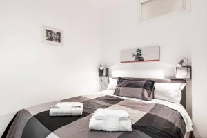 um quarto com uma cama com duas toalhas em enJoy Home - Piccolo studio davanti al Teatro em Pádua