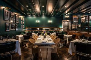 un restaurante con mesas y sillas y una pared verde en The St Gregory Hotel Dupont Circle Georgetown en Washington