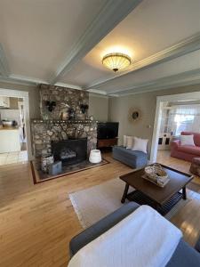 Χώρος καθιστικού στο MAINE STAY LAKE HOUSE-LIMIT12 home +29 φωτογραφίες